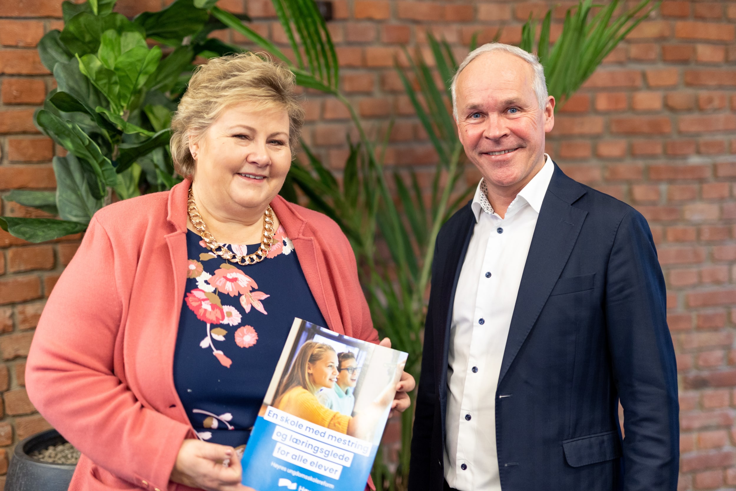 Erna Solberg og Jan Tore Sanner viser frem ungdomsskolereformen